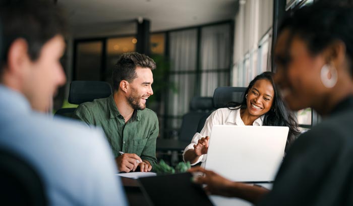 Consultants en séance de travail chez Auria Advisory